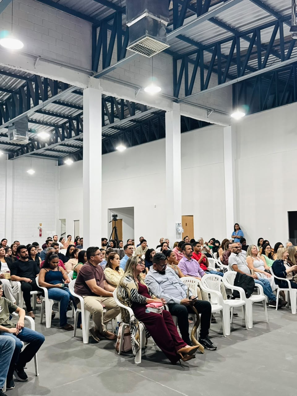 Irmãos sentados, unidos e concentrados durante o culto.