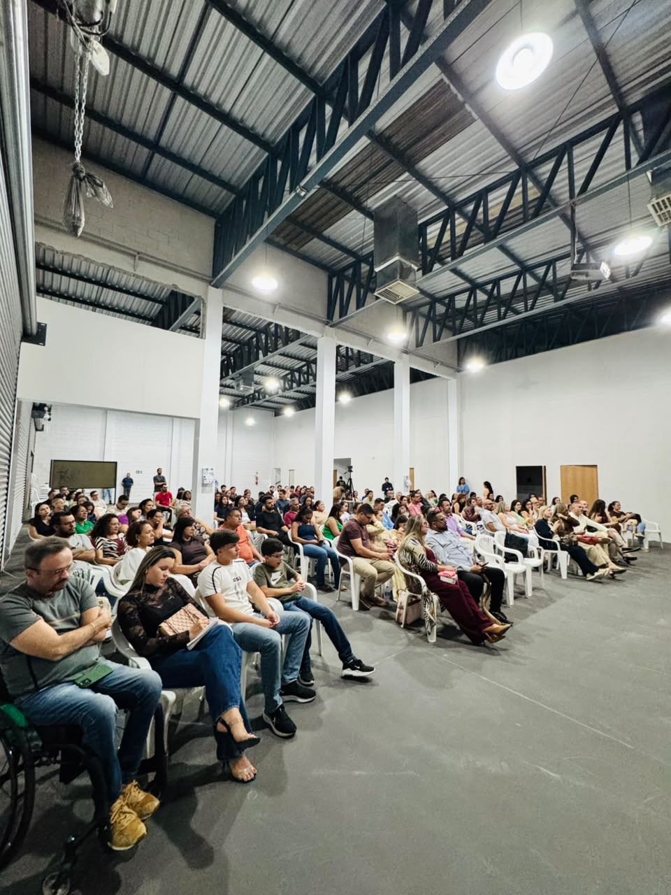 Visão ampla do templo repleto de fiéis reunidos para celebrar juntos.